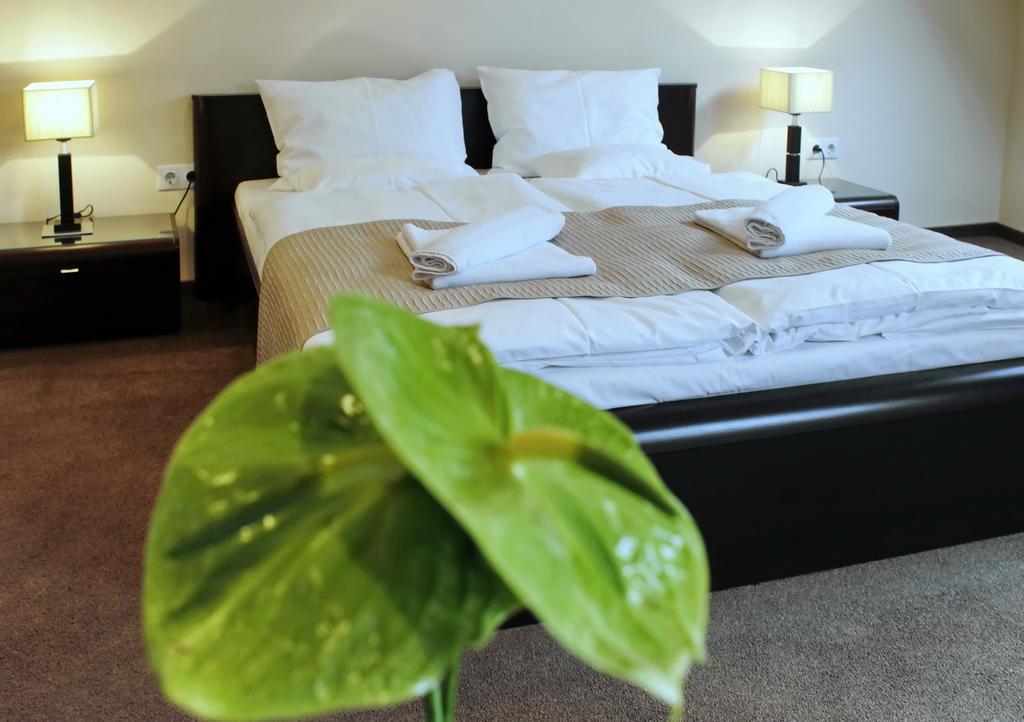 Hotel Brill Орошхаза Экстерьер фото