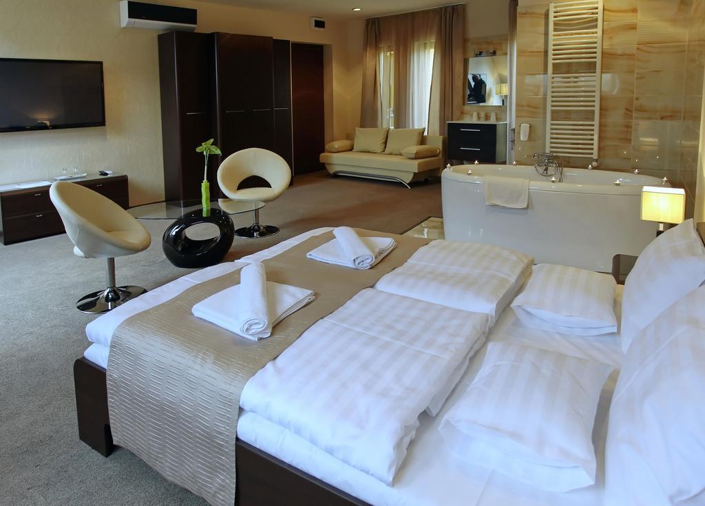 Hotel Brill Орошхаза Экстерьер фото